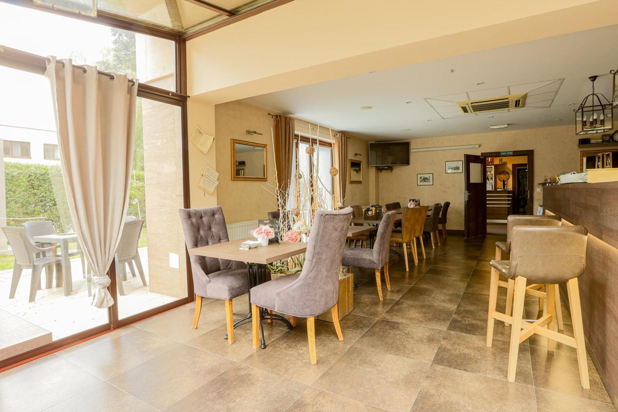 Grand Hotel Senica, Garni Ngoại thất bức ảnh