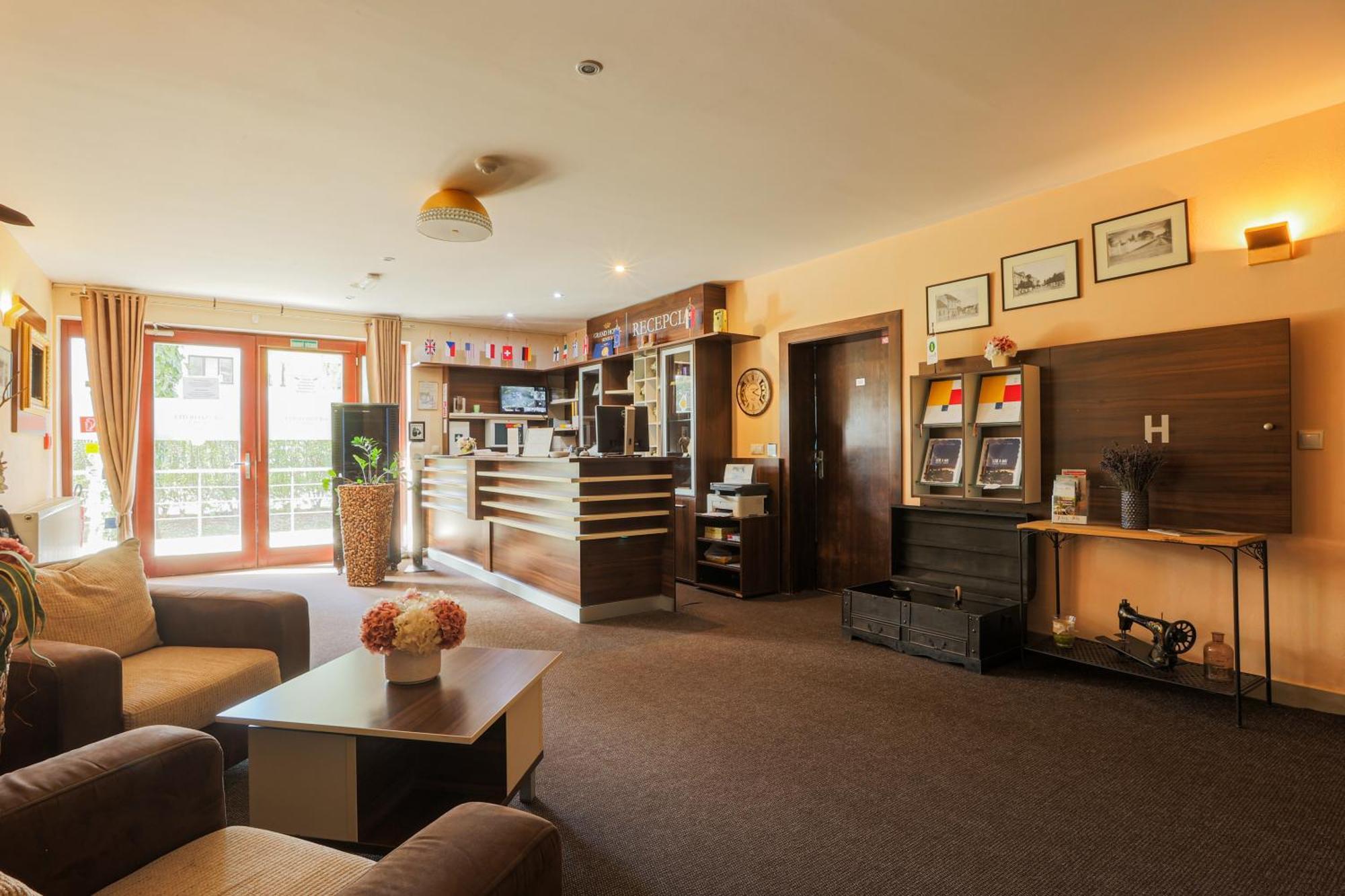 Grand Hotel Senica, Garni Ngoại thất bức ảnh