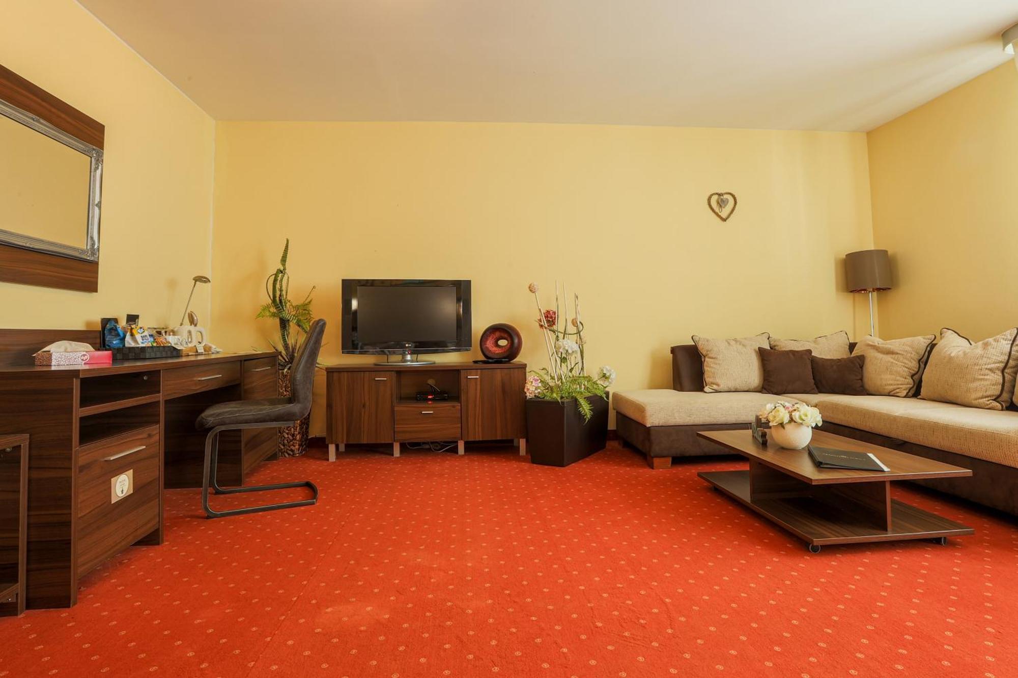 Grand Hotel Senica, Garni Ngoại thất bức ảnh