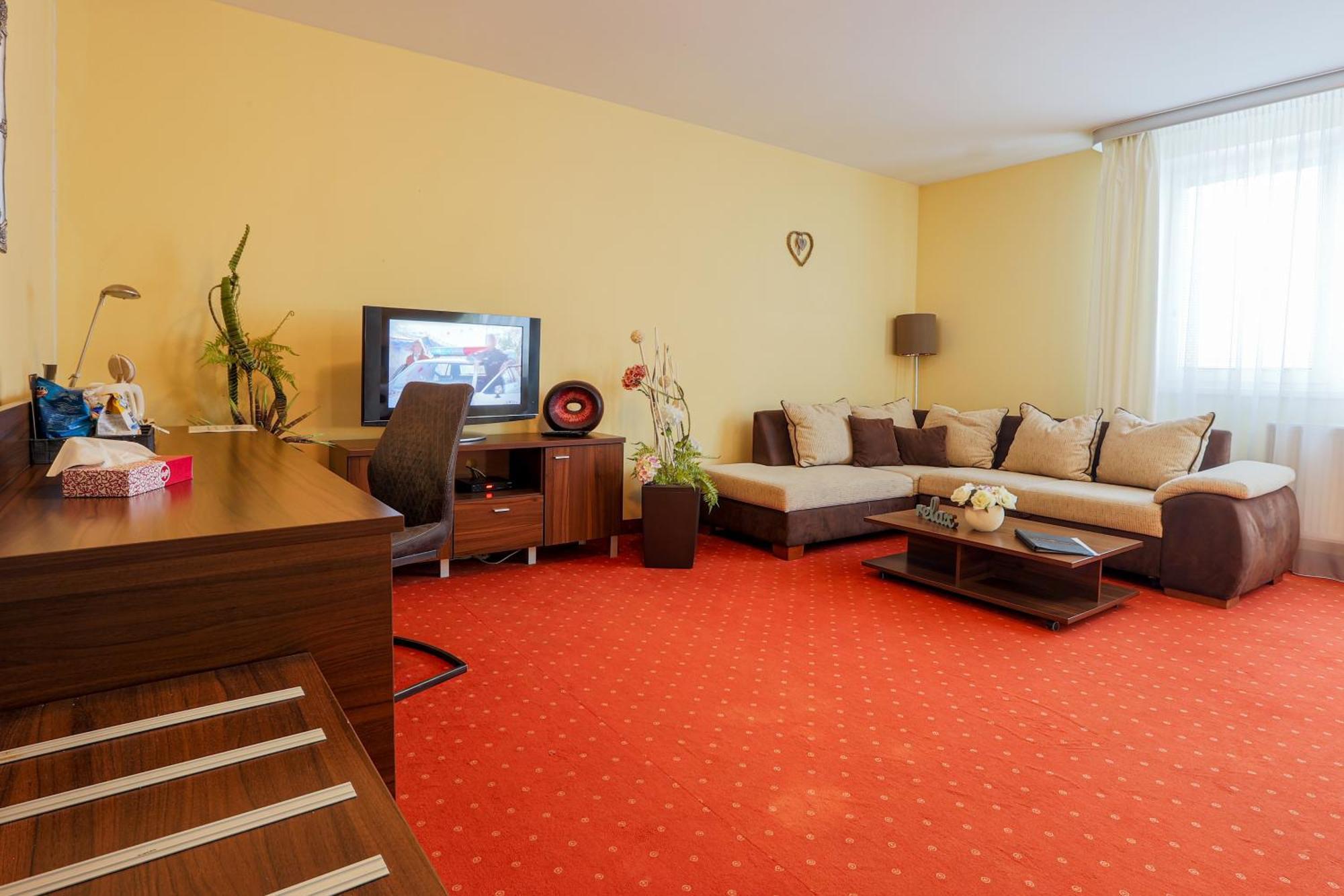 Grand Hotel Senica, Garni Ngoại thất bức ảnh