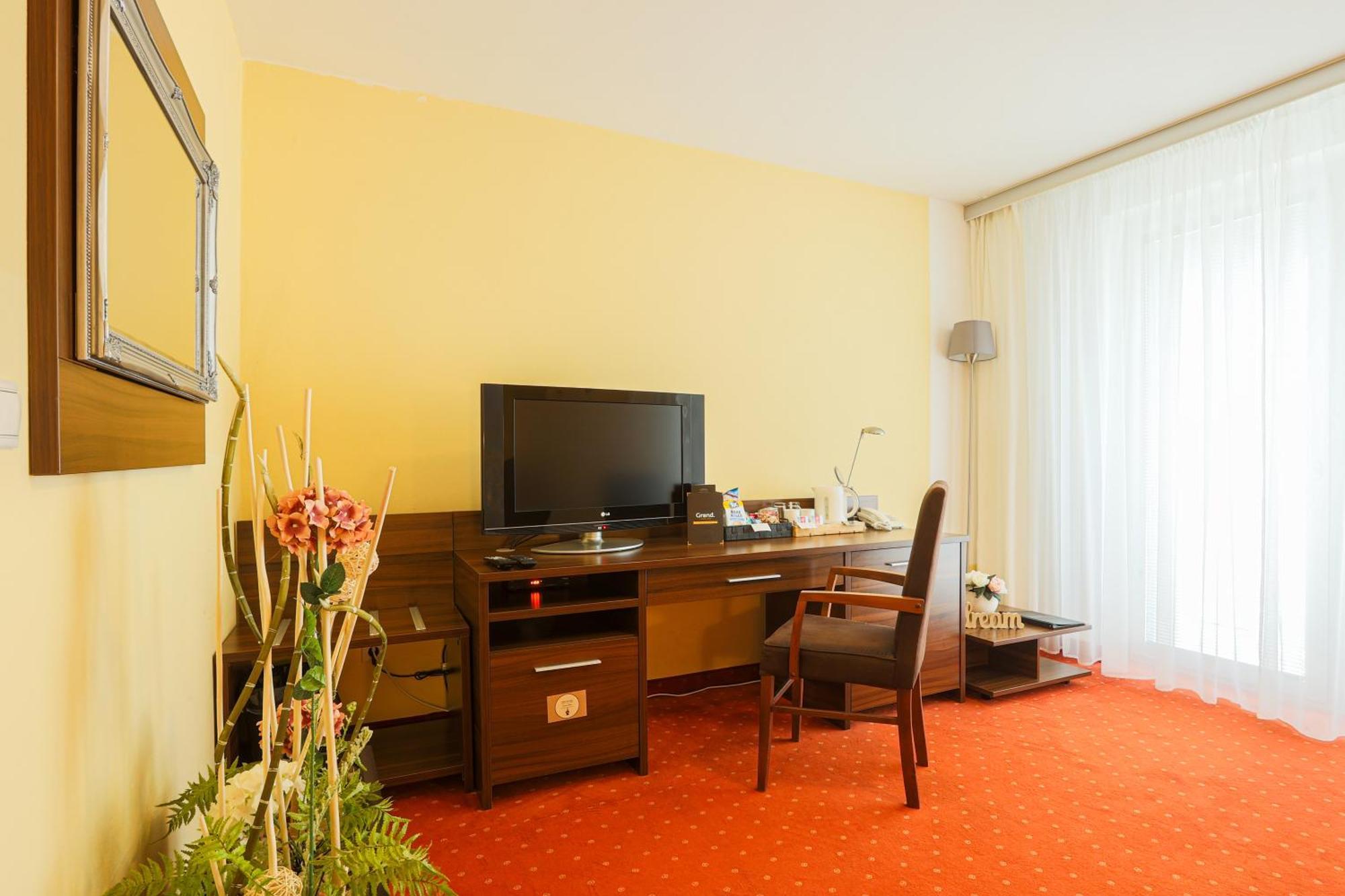 Grand Hotel Senica, Garni Ngoại thất bức ảnh
